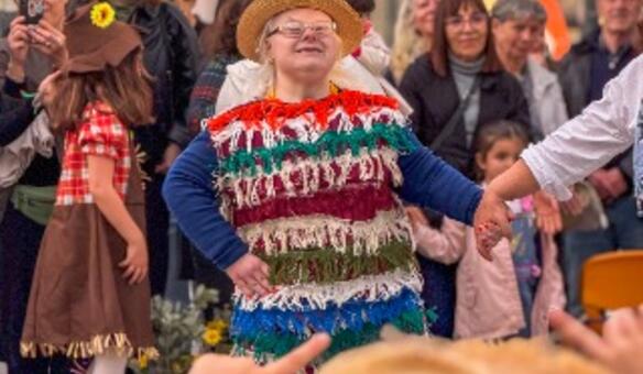 Primavera na Escola de Agudela une gera��es em desfile inclusivo