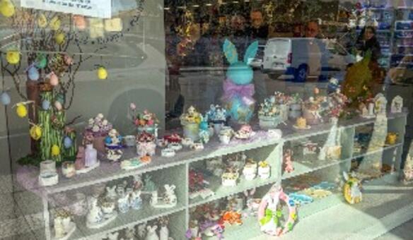 Utentes d�o cor � P�scoa em montra de Le�a da Palmeira