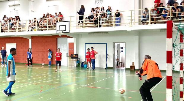 Alunos do 3 CEB juntam-se aos utentes para um torneio de futebol