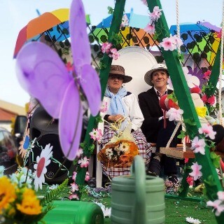 Imagem da ALADI leva flores at ao Desfile de Carnaval