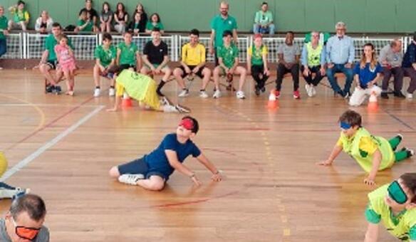 Utentes jogam goalball com a comunidade