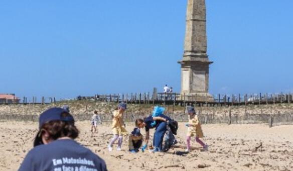 Ação de limpeza na Praia da Memória junta alunos e utentes da ALADI