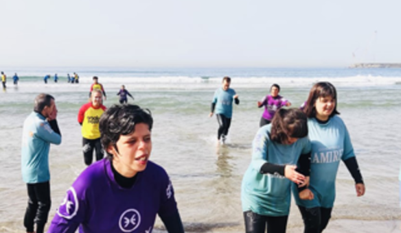 Utentes divertem-se em mais um dia de surf 