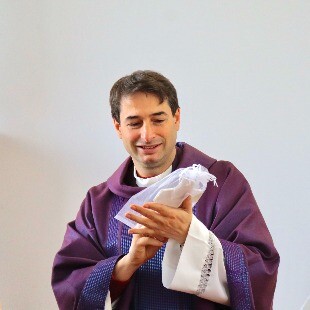 Imagem da Padre Celso Marques visita ALADI para uma eucaristia de Pscoa