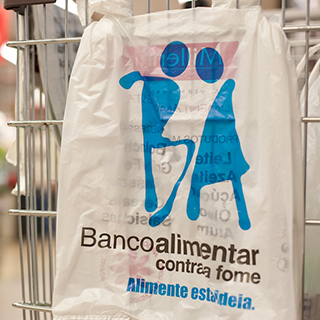 Imagem da Banco Alimentar incentiva troca de papel por alimentos 