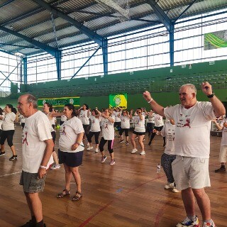 Imagem da Mega aula de zumba ps multido a danar contra o cancro