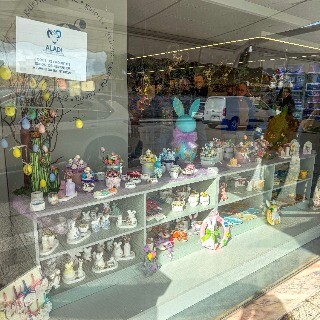 Imagem da Utentes d�o cor � P�scoa em montra de Le�a da Palmeira