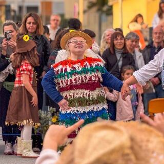 Primavera na Escola de Agudela une gera��es em desfile inclusivo