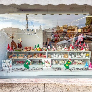 Imagem da Utentes do vida  montra de Natal da Papelaria Galeria