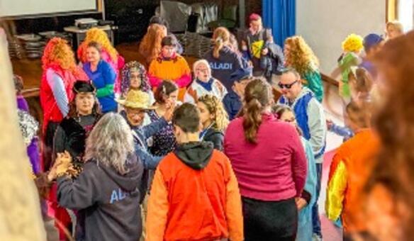 Festa e cor marcam tarde de Carnaval na institui��o